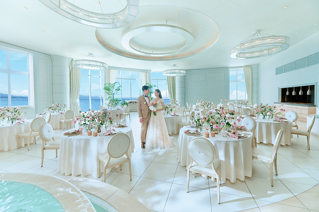 水の清らかさと輝きを纏ったパーティ会場