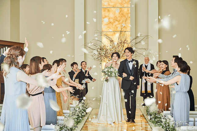 感動のチャペルと自然光が降り注ぐパーティ会場