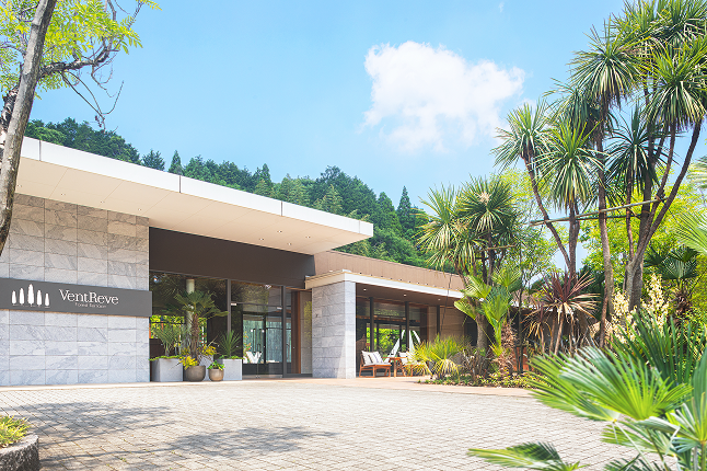 プライベートガーデン付きの開放的なパーティ会場